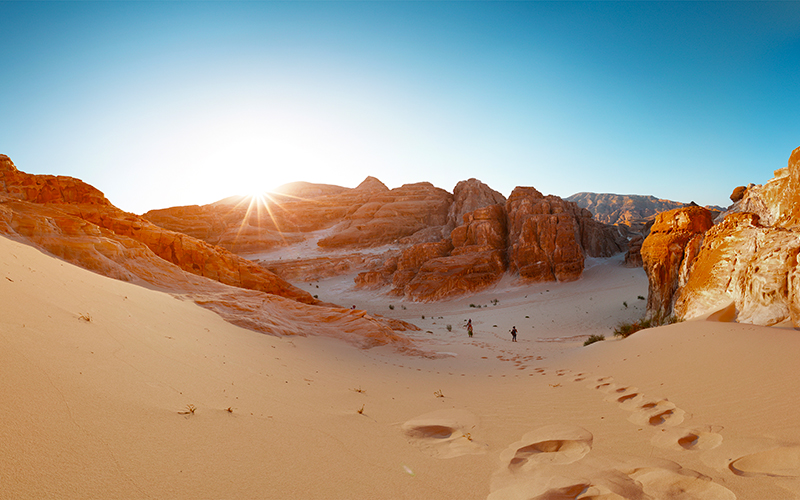De zon komt net boven de woestijn van Dahab uit