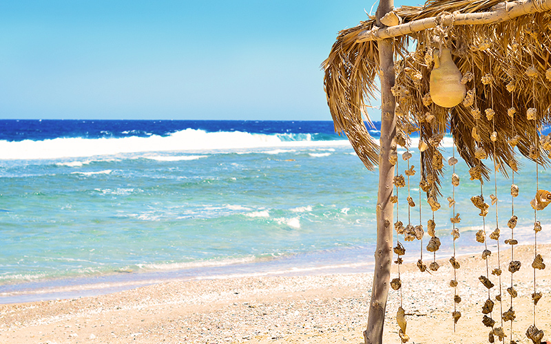 Het strand van El Quseir met een golvende zee