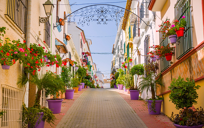 Een schattig straatje in de authentieke Spaanse stad Estepona