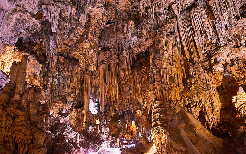 De binnenkant van de indrukwekkende grotten van Nerja