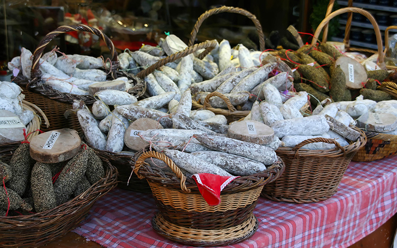 In Châtel vind je veel bourgondische gerechten waaronder gedroogde worsten 