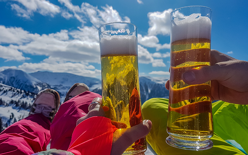 Met twee biertjes proosten tussen de bergen