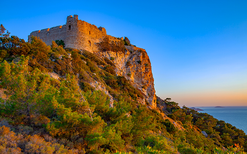 Het Kritinia-kasteel op een heuvel in Rhodos