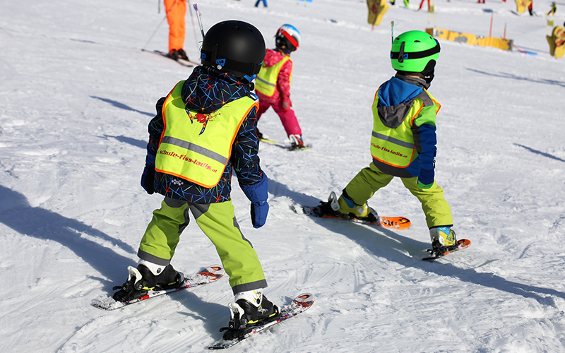 Kinderen die aan het skiën zijn in Serfaus