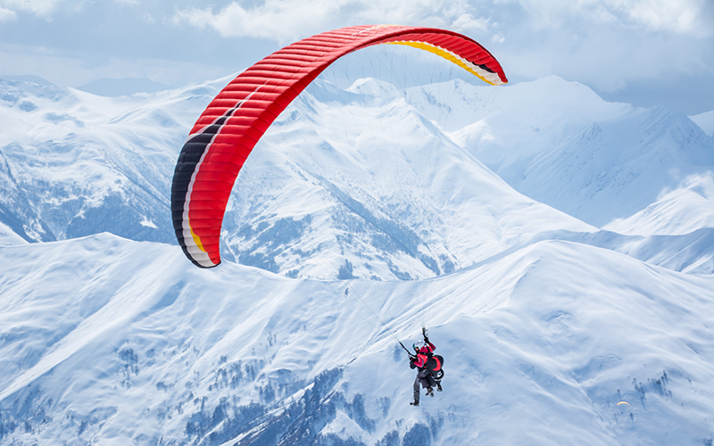 In La Plagne kun je ook paragliden over de bergen heen 