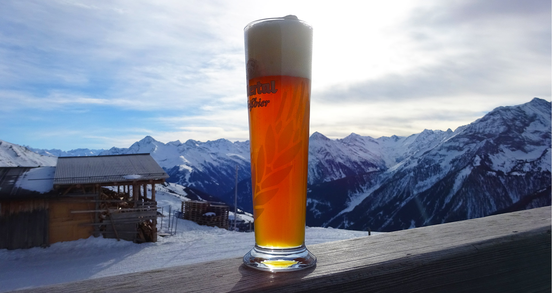Geniet van een biertje in de zon tijdens de après-ski in Oostenrijk