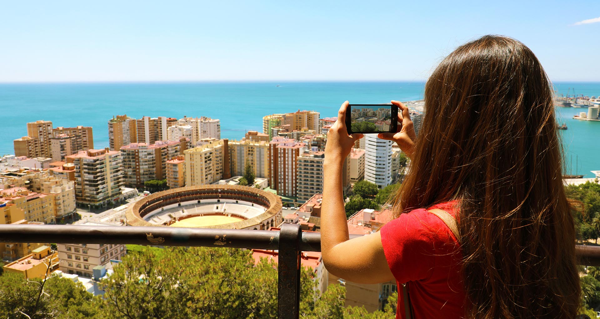 Een uitkijkpunt in Málaga, met de zee op de achtergrond