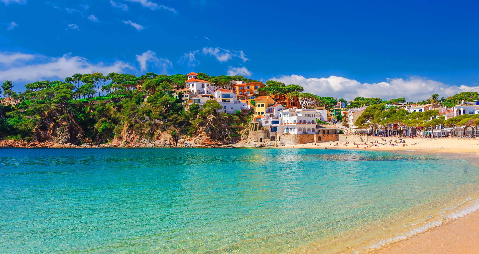 Een mooi strand aan de Costa Brava met helderblauw water