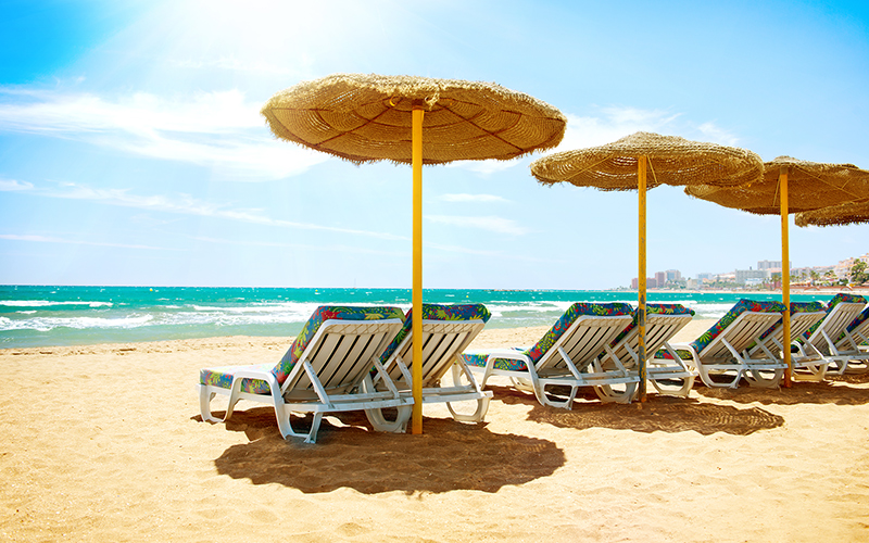 Ligbedjes met parasols op Playa de Carihuela