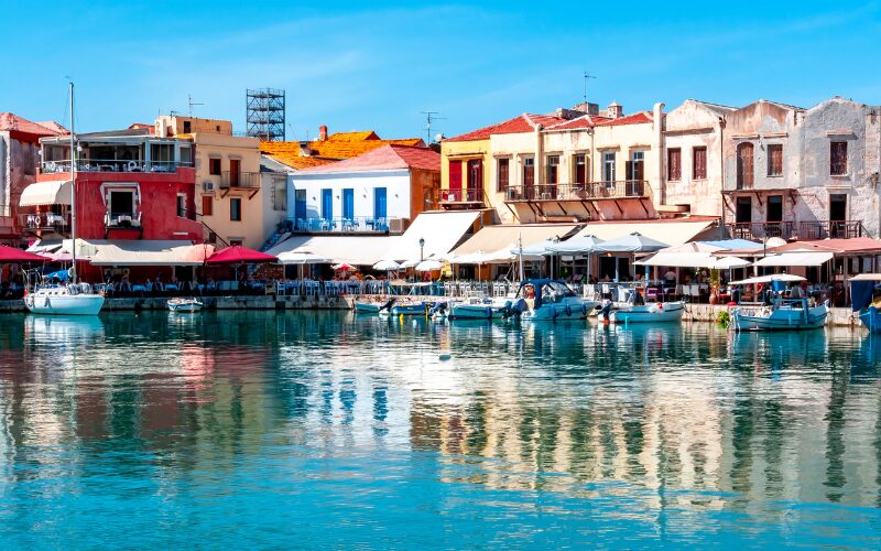 mooiste bezienswaardigheden van west-Kreta: haventje-met-restaurants-en-bootjes-van-Rethymnon