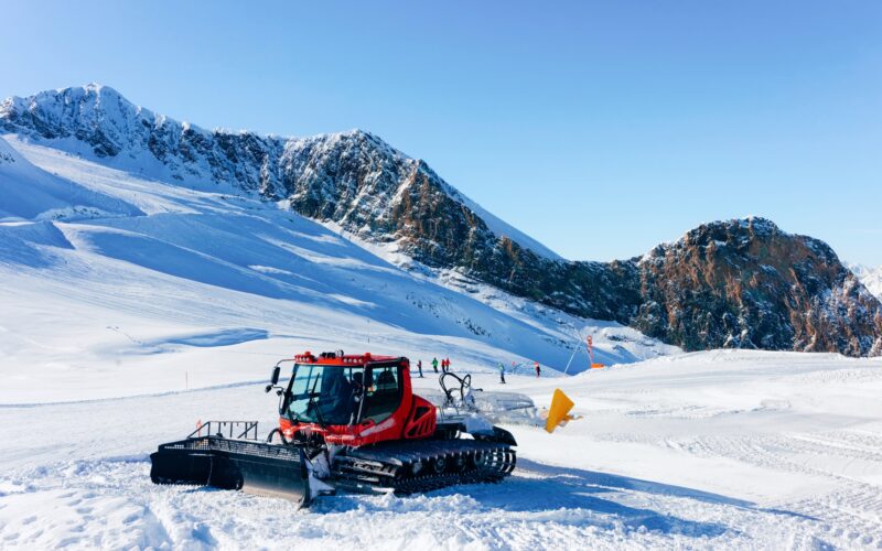 Hintertuxer gletsjer zillertal skigebied sneeuw sneeuwzeker pistes sneeuwmachine