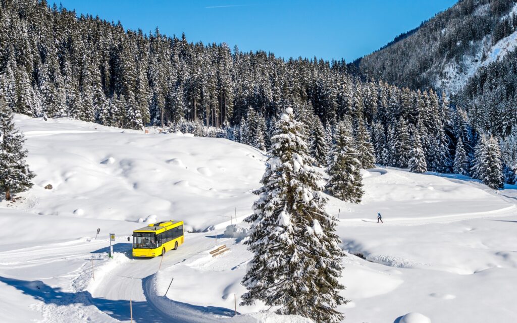 Skibus in de oostenrijkse alpen bergen