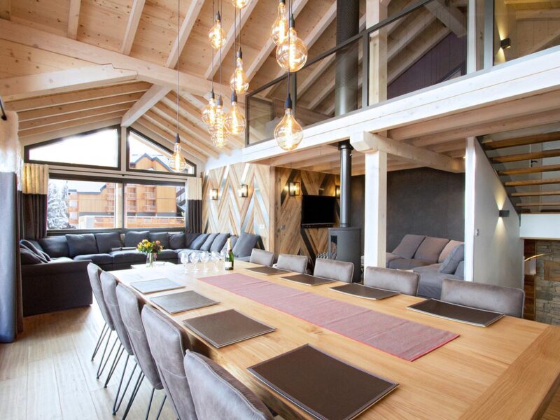 chalet sandy in frankrijk woonkamer eettafel luxe chalet wintersport