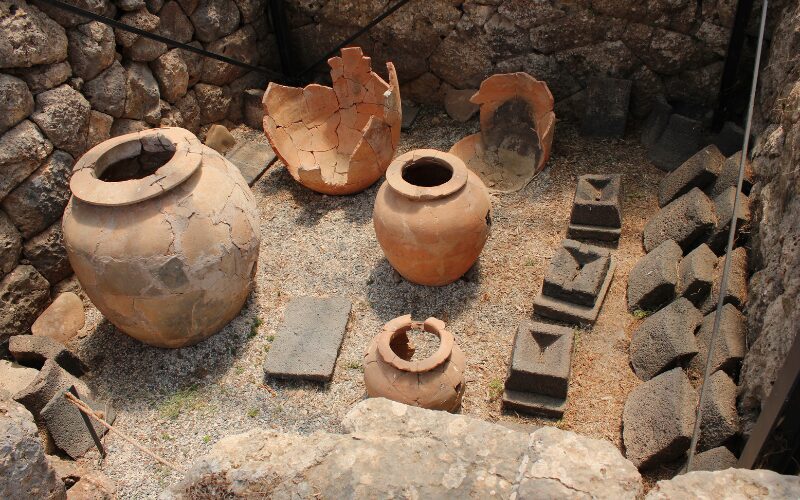 restanten van aardewerk en terracotta potten en andere overblijfselen bij het Necromanteion Parga Epirus Griekenland