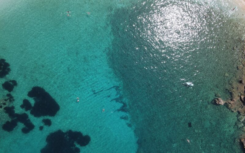 turkooiskleurig helder zeewater bij Sarakiniko Beach 