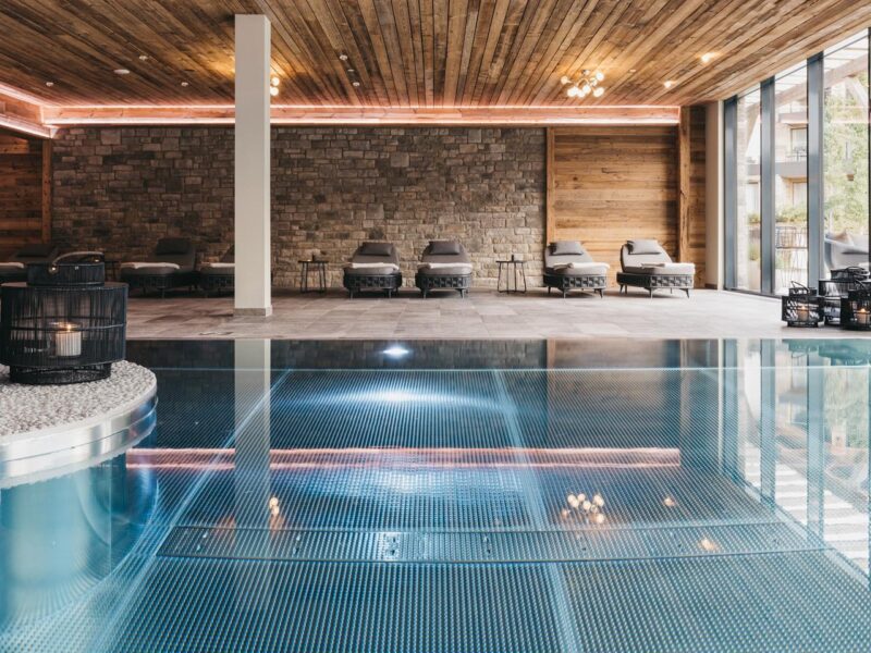 luxe wintersport vaya fieberbrunn tirol oostenrijk zwembad binnenbad relax wellness 