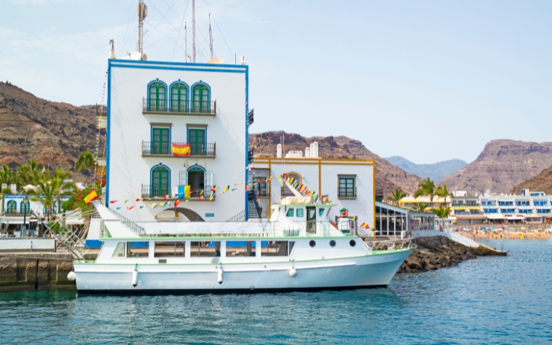 doorkijkboot in de haven van puerto de mogan