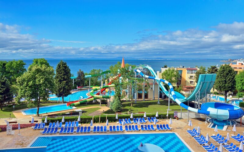 Uitzicht op waterpark met meerdere kleurrijke glijbanen behorend bij het Sol Nessebar Bay Mare Resort in Bulgarije