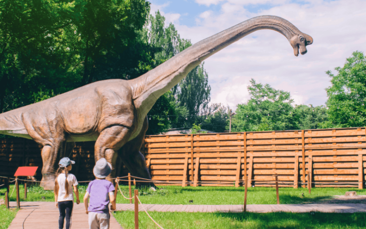 kinderen in een dinosaurus park