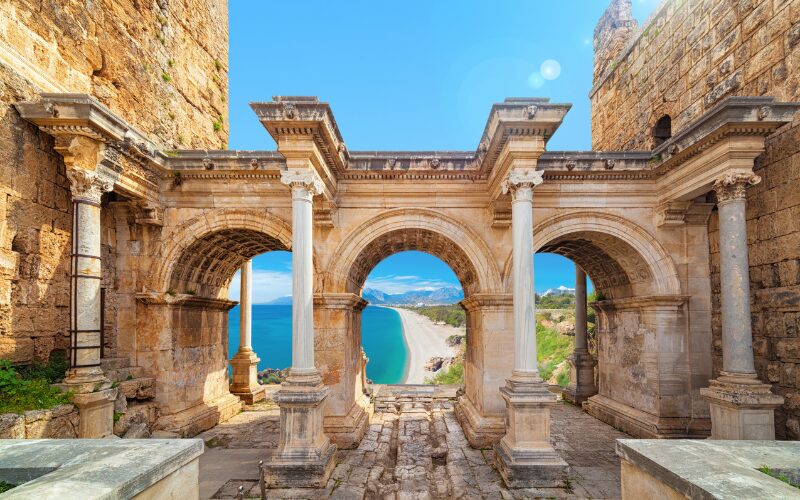 Uitzicht over zee vanuit De Drie Poorten, een historisch monument in de stad Antalya, Turkije