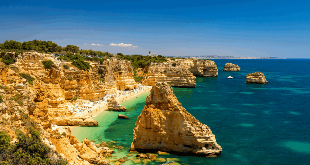 iconische rotspartijen in de zee bij Praia de Marinha