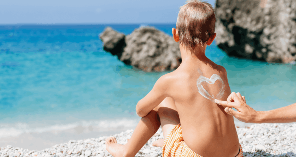 Strand Corfu Griekenland zonnebrand hartje jongen