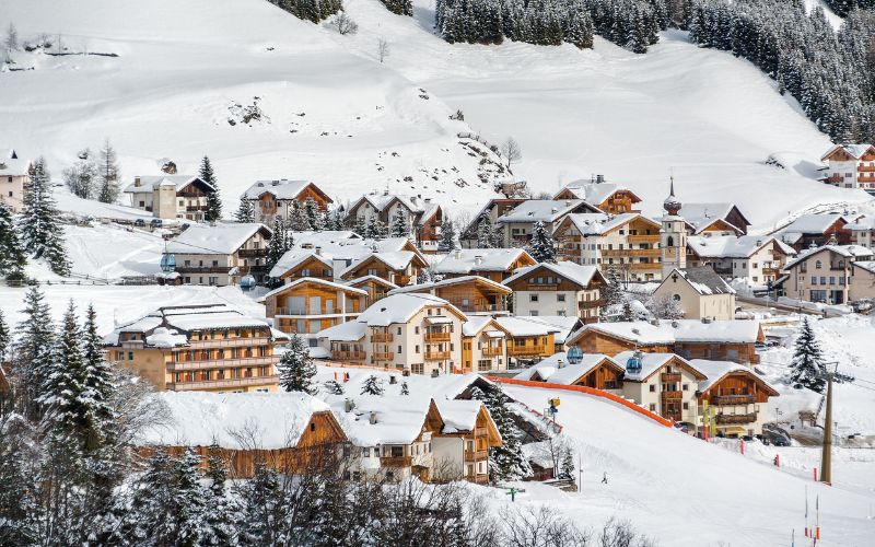 Canazei dorp Dolomieten