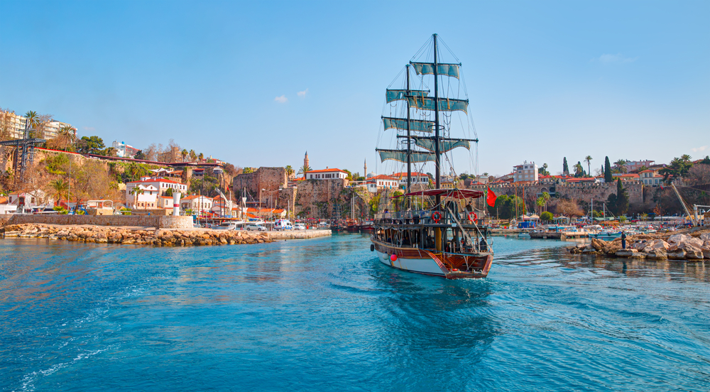 een piratenboot aan de Turkse kust