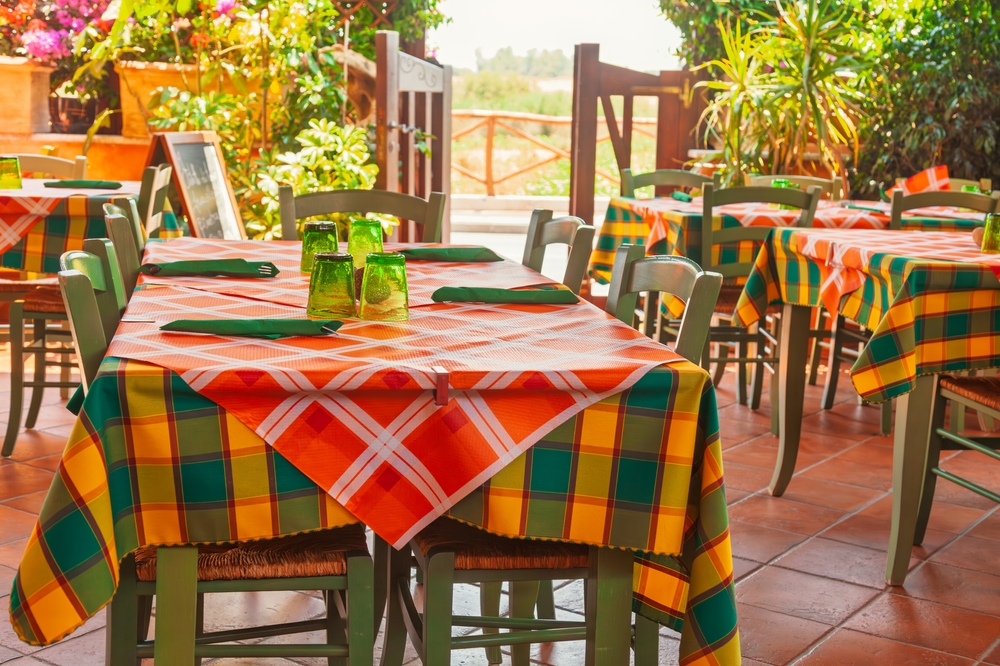 tafel in een leeg restaurant
