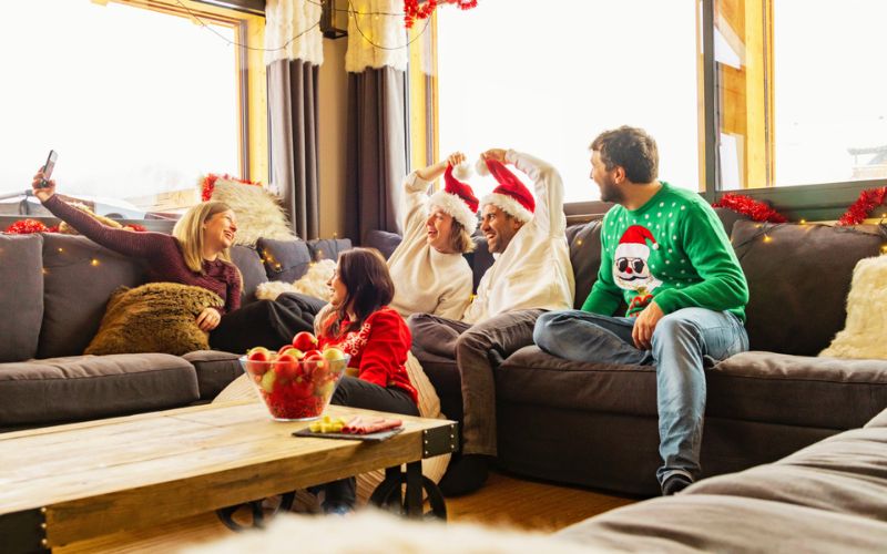 Kerstvierende lachende mensen