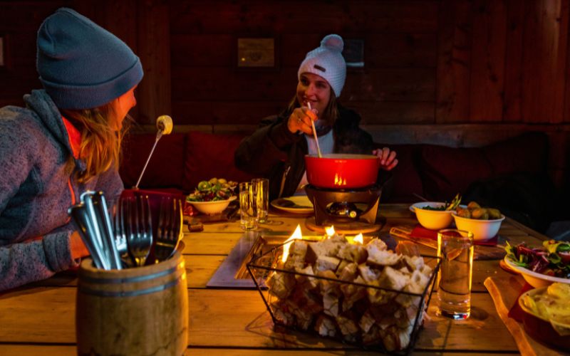 Kaasfonduen in de Alpen.