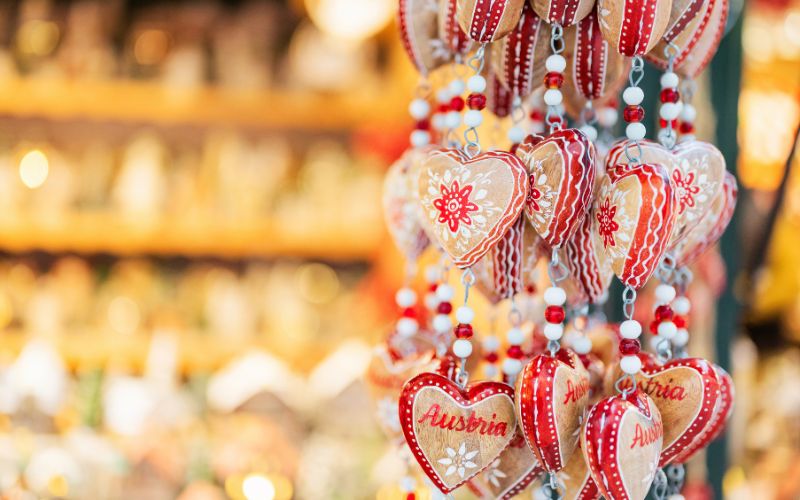 Traditionele handgemaakte ornamenten op een kerstmarkt in Oostenrijk